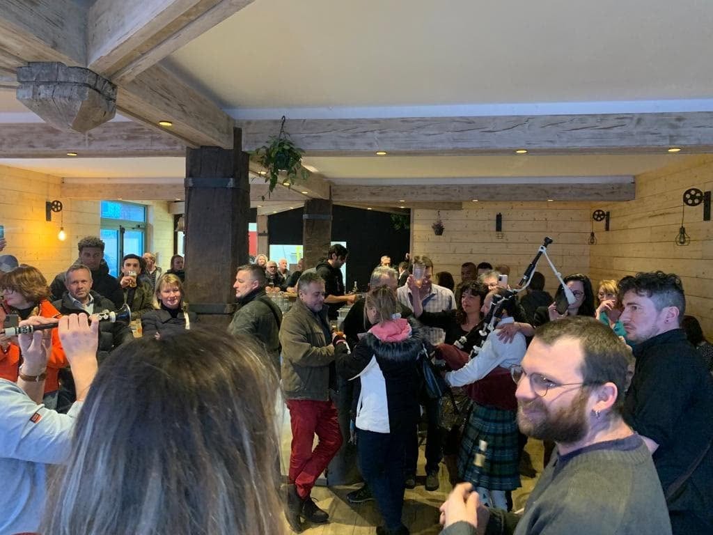L'ambiance musicale et conviviale à La Carlingue, entre musique live et grandes tablées