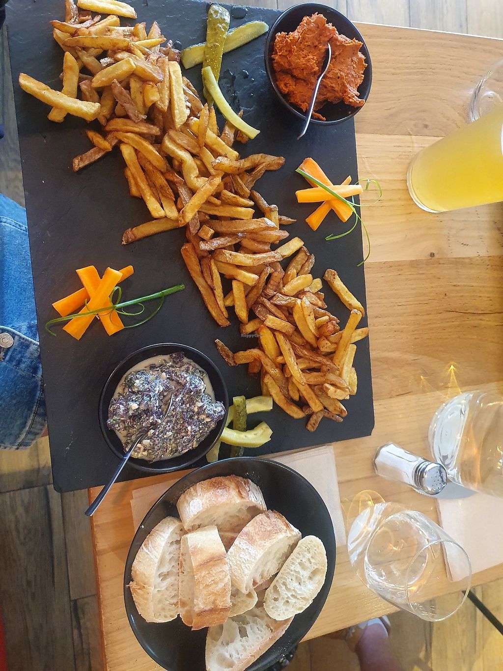 Grande planche de frites maison servie avec tapenade et houmous